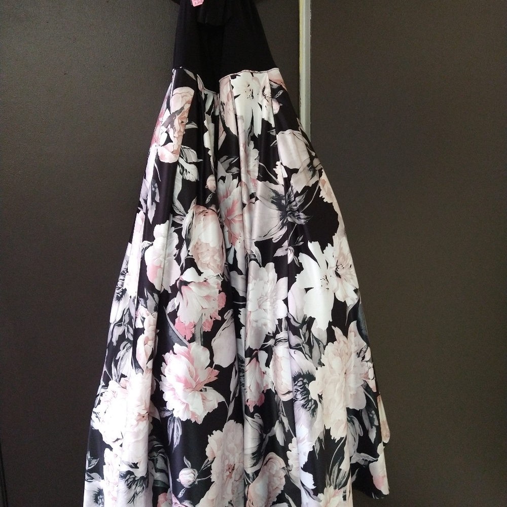 Dress - Picture 2 of 2